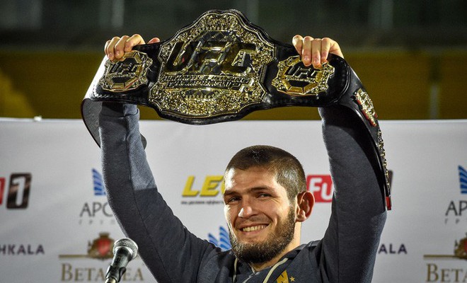 Dạy cho Gã điên McGregor một bài học nhớ đời, độc cô cầu bại Khabib được chào đón như người hùng khi về nước - Ảnh 6.