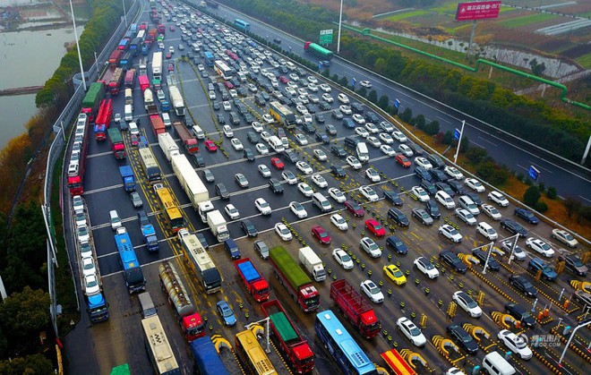 Trung Quốc: Những h&igrave;nh ảnh khiến nhiều người ngao ng&aacute;n khi ra đường v&agrave;o dịp năm mới - Ảnh 14.