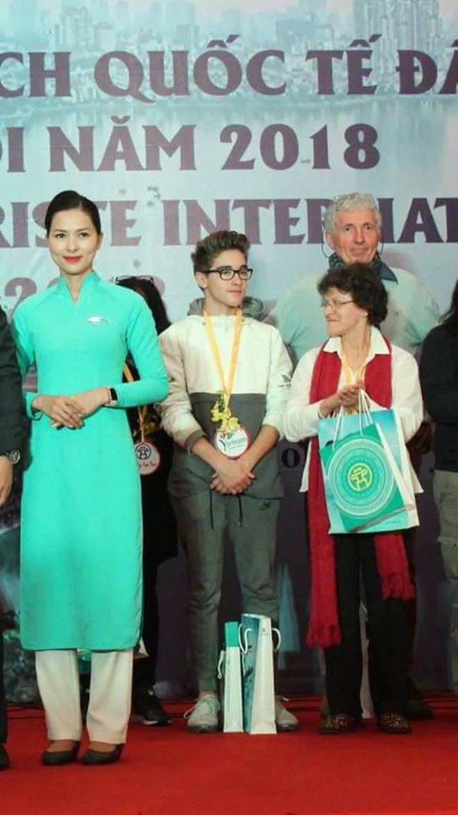 Cậu bạn ngoại quốc nổi tiếng với 3s lên Thời sự: Cao 1m76, biết nói 6 thứ tiếng - Ảnh 2.