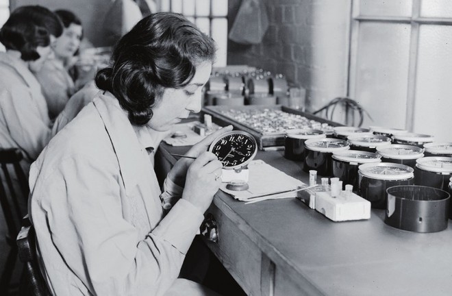 Trước khi biết về sự nguy hiểm của Radium, con người đ&atilde; từng d&ugrave;ng n&oacute; v&ocirc; tư thế n&agrave;y đ&acirc;y - Ảnh 1.