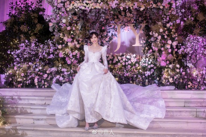 Cận cảnh váy cưới của Đường Yên: lộng lẫy như công chúa, tốn hơn 5.000 giờ thực hiện và ẩn chứa bí mật bất ngờ - Ảnh 9.