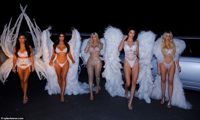 Ngôi nữ hoàng Halloween 2018 thuộc về chị em Kardashian với màn hóa trang thiên thần Victorias Secret đẹp xuất sắc! - Ảnh 10.