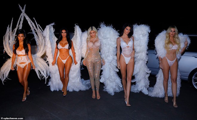 Ngôi nữ hoàng Halloween 2018 thuộc về chị em Kardashian với màn hóa trang thiên thần Victorias Secret đẹp xuất sắc! - Ảnh 8.