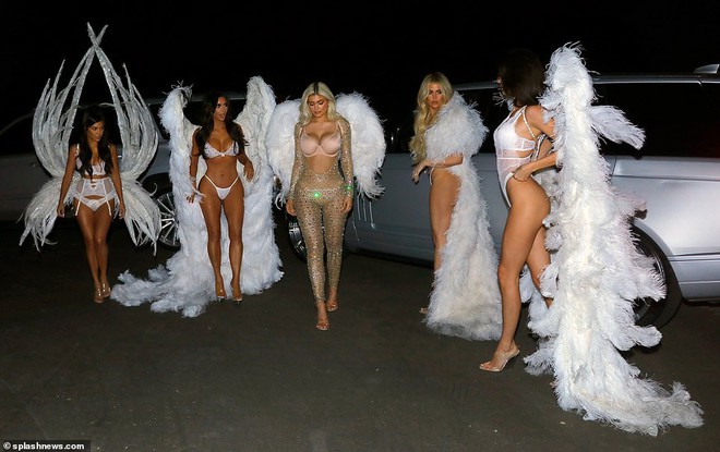 Ngôi nữ hoàng Halloween 2018 thuộc về chị em Kardashian với màn hóa trang thiên thần Victorias Secret đẹp xuất sắc! - Ảnh 9.