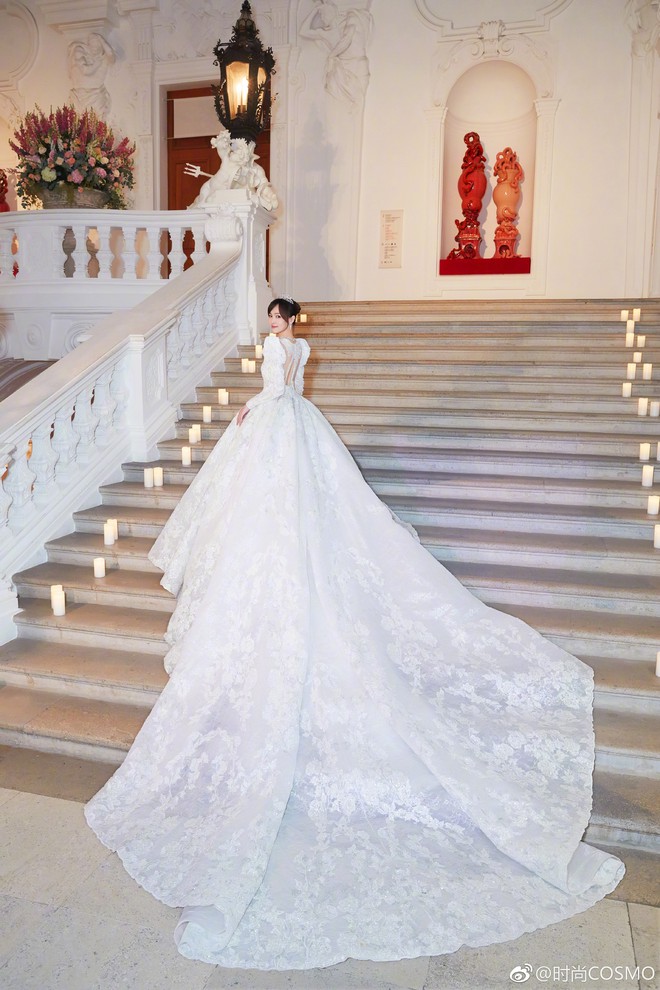 Cận cảnh váy cưới của Đường Yên: lộng lẫy như công chúa, tốn hơn 5.000 giờ thực hiện và ẩn chứa bí mật bất ngờ - Ảnh 3.
