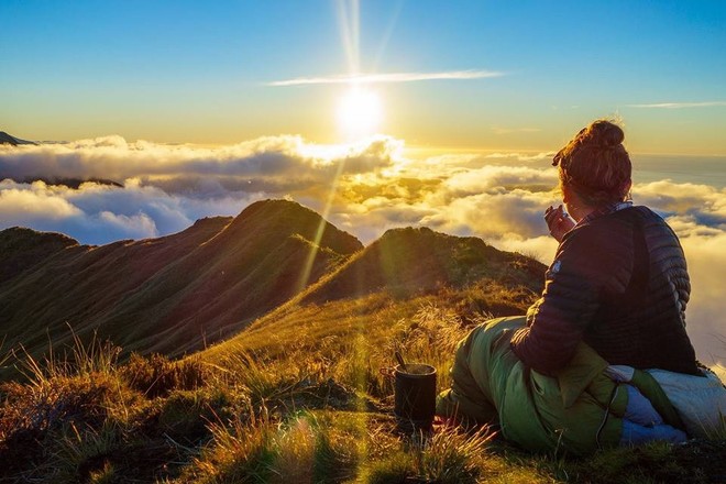 Chia sẻ gây sốt của cựu sinh viên Mỹ: Đừng ngồi một chỗ suốt thanh xuân, hãy xách ba lô lên ra ngoài kia khám phá thế giới - Ảnh 1.