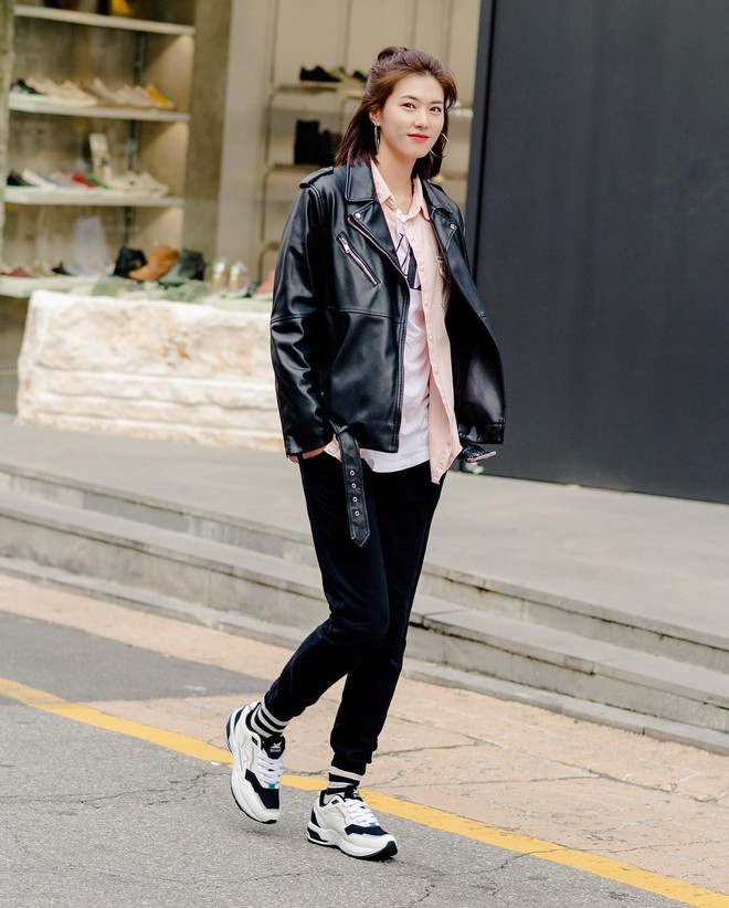 Street style giới trẻ Hàn tuần qua sẽ khiến bạn thốt lên cool quá đáng nhưng tuyệt nhất là bạn hoàn toàn có thể mặc cool như vậy - Ảnh 2.