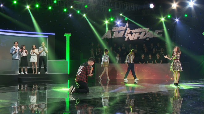 Kh&ocirc;ng ai lầy như Băng Di, thi gameshow hết &ocirc;m ấp th&iacute; sinh đến quỳ lạy gi&aacute;m khảo - Ảnh 3.