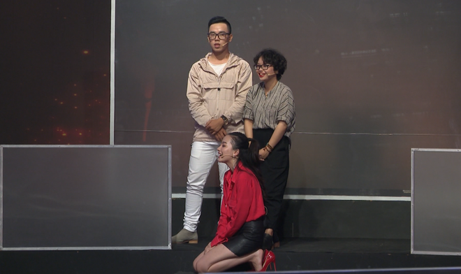 Kh&ocirc;ng ai lầy như Băng Di, thi gameshow hết &ocirc;m ấp th&iacute; sinh đến quỳ lạy gi&aacute;m khảo - Ảnh 4.