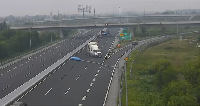 Tài xế container ngang nhiên quay đầu chạy ngược chiều trên cao tốc Hà Nội - Hải Phòng - Ảnh 3.