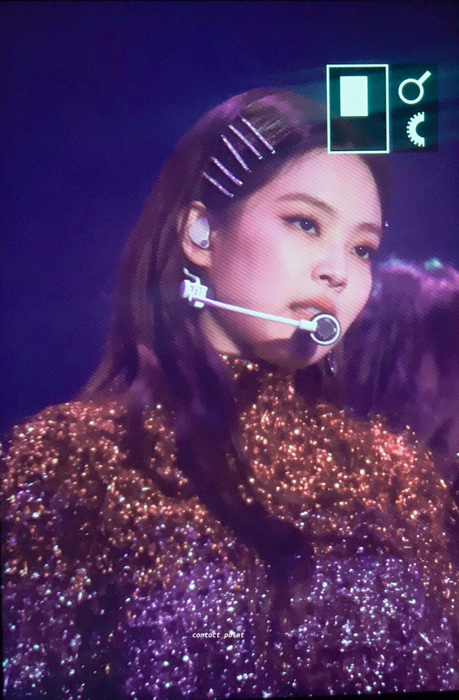 Fan hò hét khản cổ khi Jennie (Black Pink) quá sexy, quá chất trên sân khấu Solo tại concert - Ảnh 3.