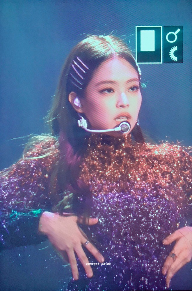 Fan hò hét khản cổ khi Jennie (Black Pink) quá sexy, quá chất trên sân khấu Solo tại concert - Ảnh 4.