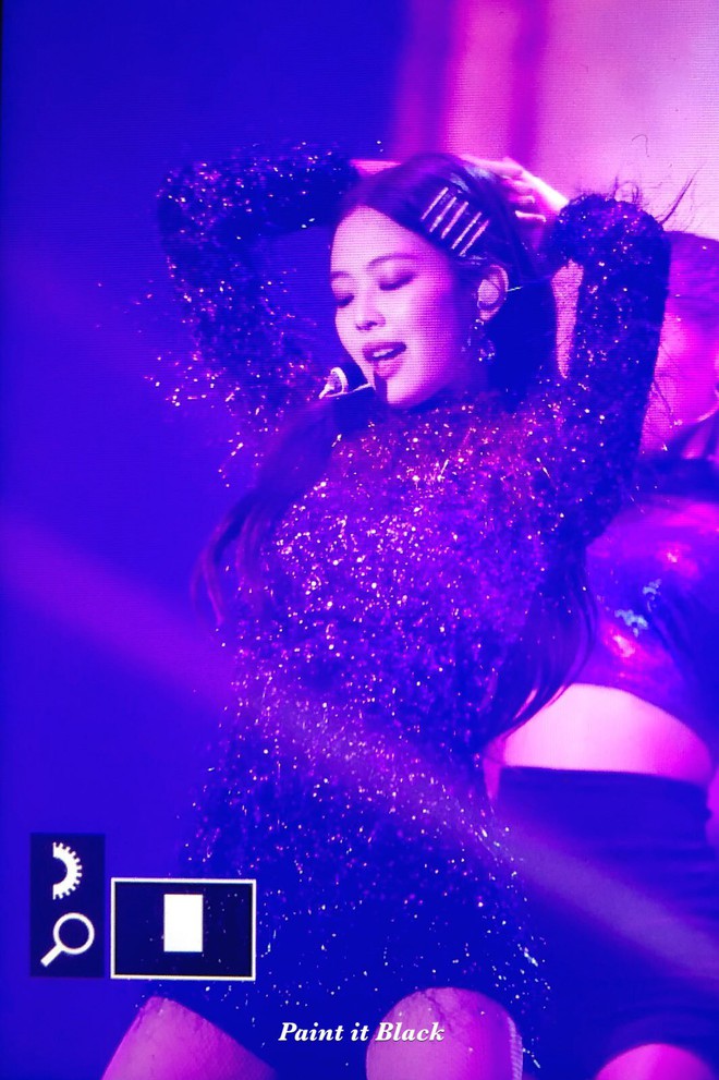 Fan hò hét khản cổ khi Jennie (Black Pink) quá sexy, quá chất trên sân khấu Solo tại concert - Ảnh 5.