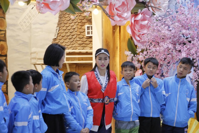 Cầu thủ nh&iacute;: H&ograve;a Minzy bất đắc dĩ l&agrave;m gi&aacute;o vi&ecirc;n tiếng H&agrave;n, Diệu Nhi bất ngờ mặc đồ con trai - Ảnh 5.