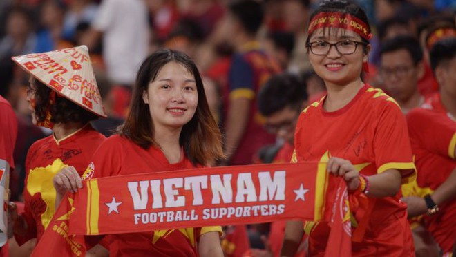B&aacute;o Indonesia ngưỡng mộ, lấy fan Việt Nam l&agrave;m tấm gương s&aacute;ng, k&ecirc;u gọi fan Indo học tập - Ảnh 2.