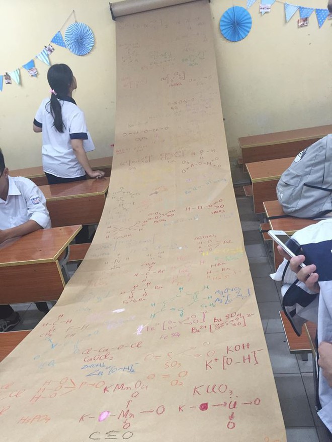 Sợ học sinh qu&ecirc;n b&agrave;i, c&ocirc; gi&aacute;o hạ lệnh ch&eacute;p c&ocirc;ng thức Ho&aacute; học ra tờ giấy to như &ldquo;chiếu dời đ&ocirc;&rdquo; gắn trong lớp - Ảnh 1.