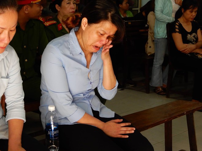 Lãnh án 2 năm tù, bảo mẫu Mẹ Mười bạo hành nhiều trẻ nhỏ ở Đà Nẵng liên tục khóc nức nở  - Ảnh 2.