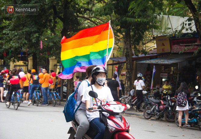 7 năm cho hành trình tự hào: Cộng đồng LGBT+ tưng bừng xuống đường cùng cờ lục sắc trong sự kiện Hanoi Pride 2018  - Ảnh 3.