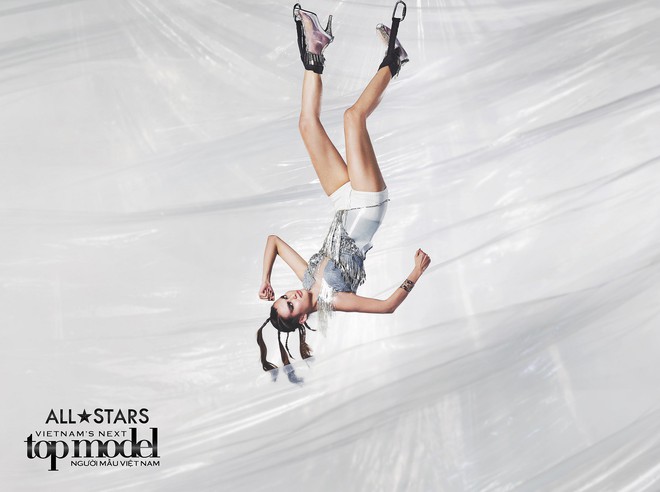 C&ugrave;ng chụp h&igrave;nh &uacute;p ngược, Next Top Thụy Sĩ liệu c&oacute; ăn đứt phi&ecirc;n bản Việt? - Ảnh 2.