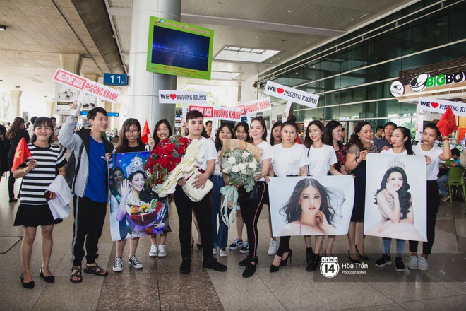 Tân Hoa hậu Trái đất 2018 Phương Khánh vỡ oà trong vòng vây người hâm mộ, nghẹn ngào ôm chặt mẹ tại sân bay Việt Nam - Ảnh 1.