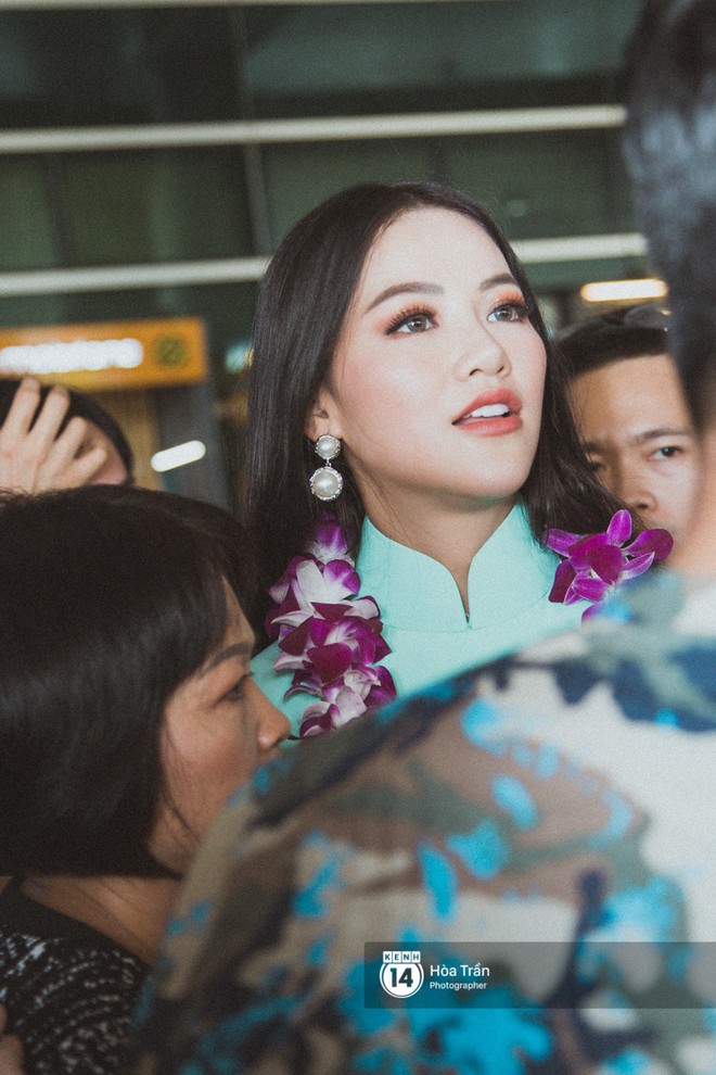 Tân Hoa hậu Trái đất 2018 Phương Khánh vỡ oà trong vòng vây người hâm mộ, nghẹn ngào ôm chặt mẹ tại sân bay Việt Nam - Ảnh 3.