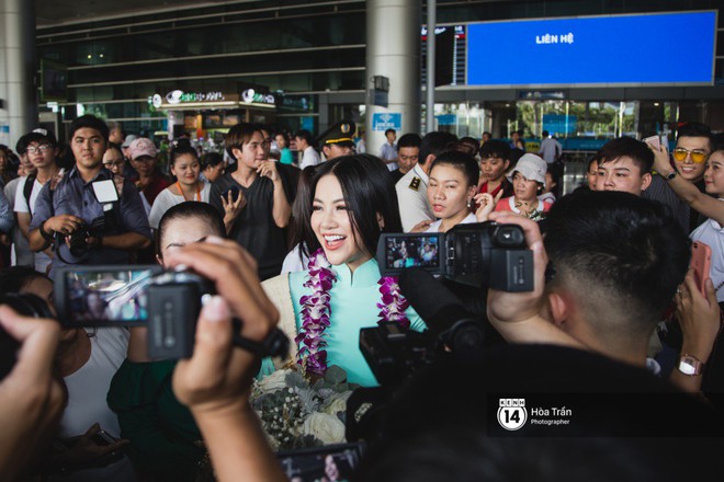 Tân Hoa hậu Trái đất 2018 Phương Khánh vỡ oà trong vòng vây người hâm mộ, nghẹn ngào ôm chặt mẹ tại sân bay Việt Nam - Ảnh 5.