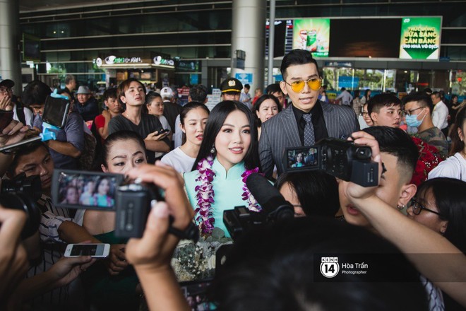 Tân Hoa hậu Trái đất 2018 Phương Khánh vỡ oà trong vòng vây người hâm mộ, nghẹn ngào ôm chặt mẹ tại sân bay Việt Nam - Ảnh 4.