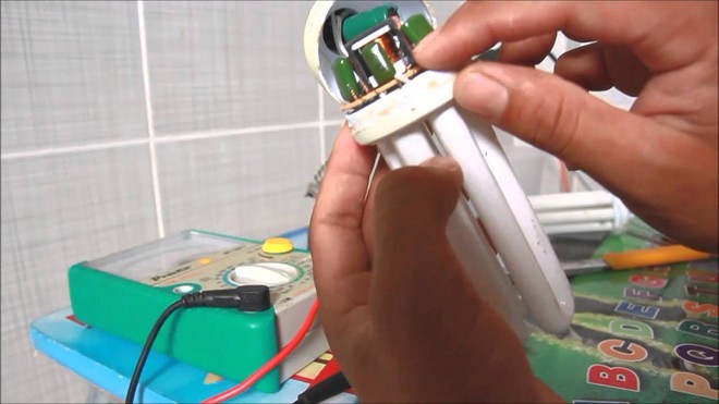 Ch&uacute;ng ta ai cũng c&oacute; những đứa bạn học Điện kh&ocirc;ng biết thay b&oacute;ng đ&egrave;n, học Y kh&ocirc;ng r&agrave;nh về thuốc, học Tin kh&ocirc;ng c&agrave;i được win - Ảnh 3.