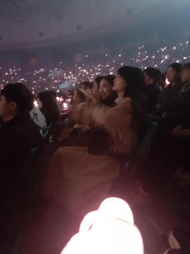Thật bất ngờ: TWICE và Red Velvet cùng nhau đến cổ vũ cho concert đầu tay của BlackPink đây này! - Ảnh 1.