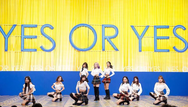 Hit mới c&ograve;n đang &ldquo;oanh tạc&rdquo; loạt BXH, TWICE đ&atilde; tung &ldquo;th&iacute;nh&rdquo; comeback khiến fan than trời v&igrave; &ldquo;vi&ecirc;m m&agrave;ng t&uacute;i&rdquo; - Ảnh 2.