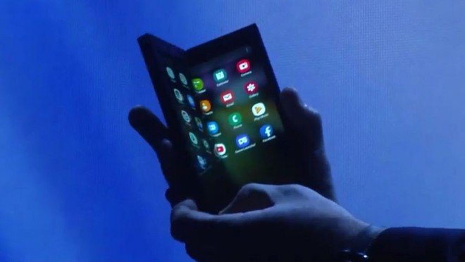 Điện thoại m&agrave;n h&igrave;nh gập của Samsung c&oacute; xứng với mức gi&aacute; đắt đỏ v&agrave; sự tr&ocirc;ng ng&oacute;ng của mọi người? - Ảnh 3.