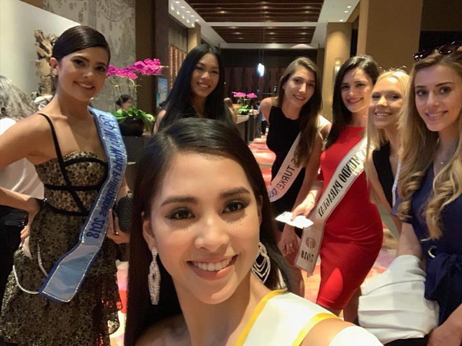 Tiểu Vy gây chú ý khi diện váy khoét sâu, khoe vòng 1 gợi cảm trong những ngày đầu nhập cuộc Miss World - Ảnh 3.