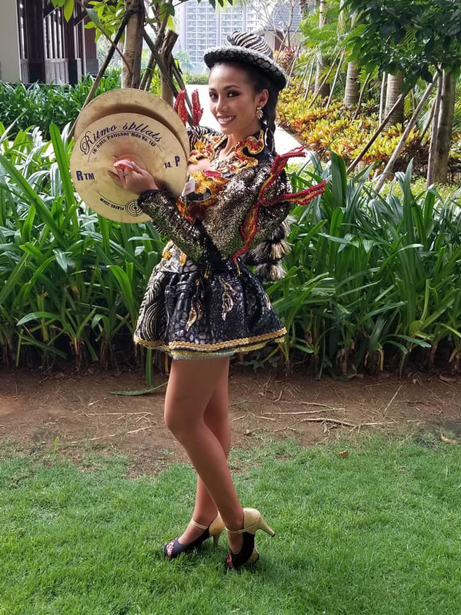 Hoa hậu Tiểu Vy m&uacute;a điệu Chầu Văn C&ocirc; đ&ocirc;i thượng ng&agrave;n trong phần thi Dance Of The World - Ảnh 9.