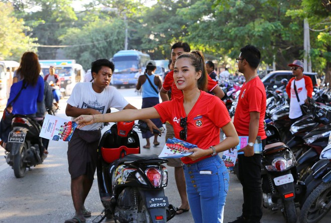 Hot girl Myanmar xuống đường phát tờ rơi, kêu gọi người dân tiếp lửa cho ĐTQG tại AFF Cup 2018 - Ảnh 3.