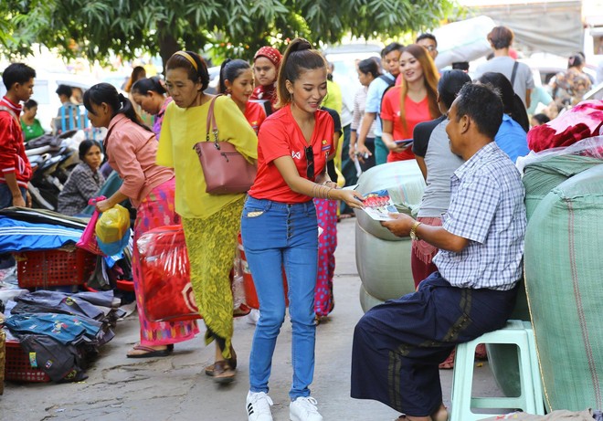 Hot girl Myanmar xuống đường phát tờ rơi, kêu gọi người dân tiếp lửa cho ĐTQG tại AFF Cup 2018 - Ảnh 4.