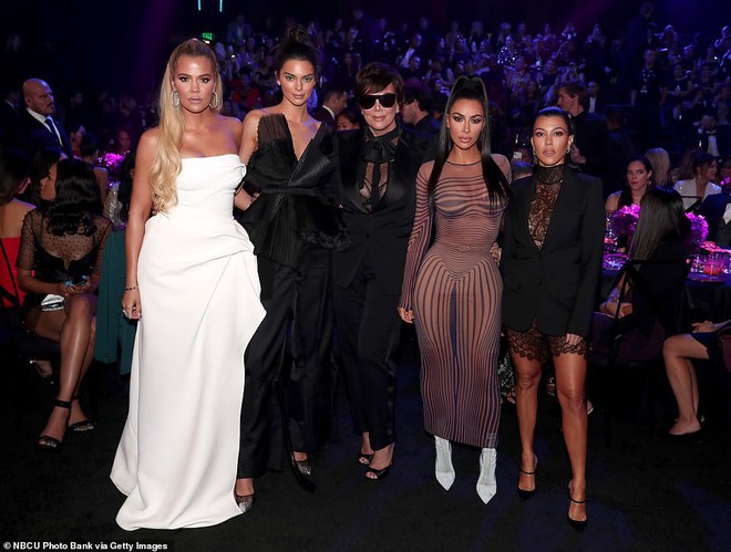 Chị em Kim khoe si&ecirc;u v&ograve;ng 3 n&oacute;ng bỏng lấn &aacute;t Victoria Beckham v&agrave; loạt si&ecirc;u sao trong c&ugrave;ng lễ trao giải - Ảnh 5.