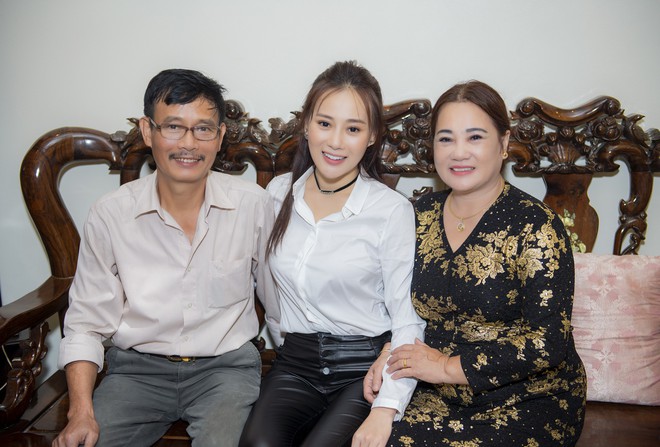 After the success of Quỳnh Búp Bé, Phuong Oanh fans admirers' arrival home - Photo 1. After the success of Quỳnh Búp Bé, Phuong Oanh fans admirers' arrival home - Photo 1.