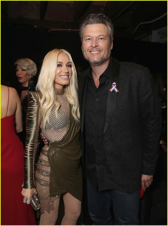 Chị em Kim khoe si&ecirc;u v&ograve;ng 3 n&oacute;ng bỏng lấn &aacute;t Victoria Beckham v&agrave; loạt si&ecirc;u sao trong c&ugrave;ng lễ trao giải - Ảnh 11.