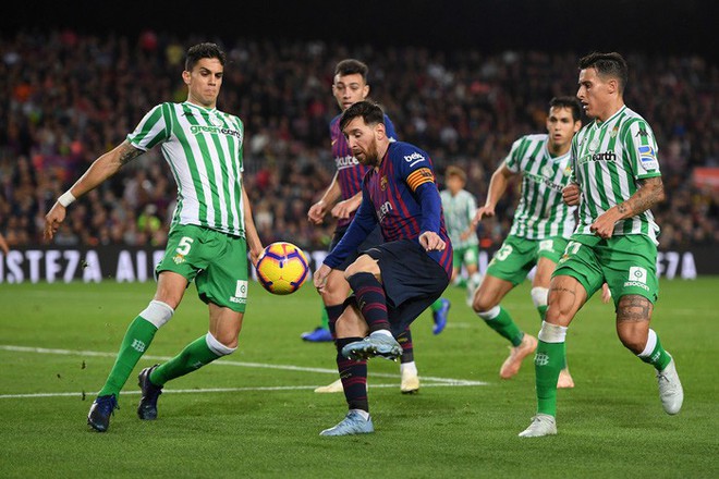 Messi trở lại sau chấn thương gãy tay và ghi 2 bàn, Barca vẫn thua tủi nhục ngay trên sân nhà - Ảnh 1.