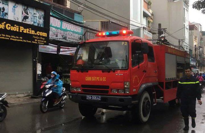 Hà Nội: Thay bình gas bất cẩn gây cháy và nổ kinh hoàng ở ngôi nhà 4 tầng, 2 người bị bỏng nặng - Ảnh 2.