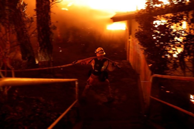 Toàn cảnh vụ cháy rừng thảm khốc nhất lịch sử California: Rất nhiều gia đình đã mất đi tổ ấm - Ảnh 6.