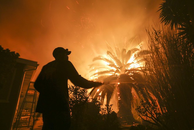 Toàn cảnh vụ cháy rừng thảm khốc nhất lịch sử California: Rất nhiều gia đình đã mất đi tổ ấm - Ảnh 15.