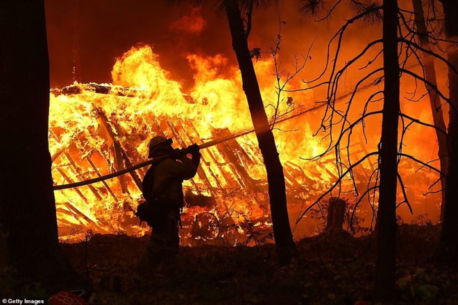 Toàn cảnh vụ cháy rừng thảm khốc nhất lịch sử California: Rất nhiều gia đình đã mất đi tổ ấm - Ảnh 18.