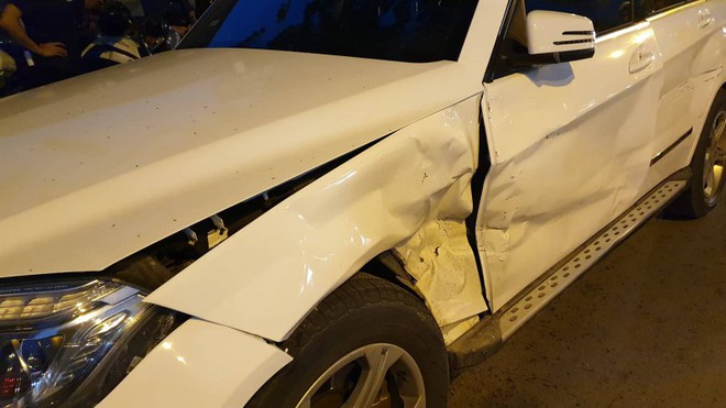 T&agrave;i xế Audi Q5 bỏ đi sau khi t&ocirc;ng Mercedes v&agrave; 2 xe m&aacute;y - Ảnh 3.