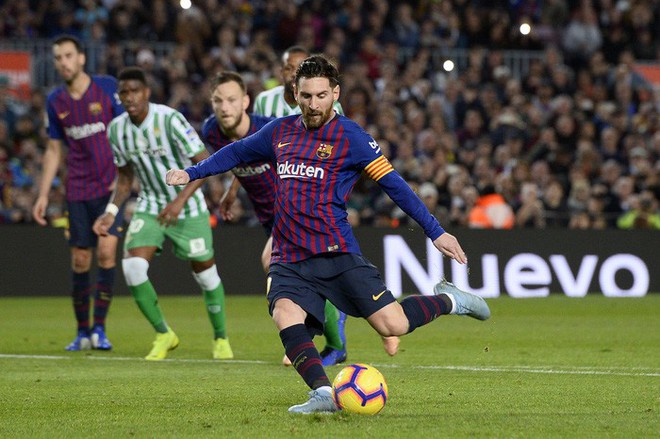 Messi trở lại sau chấn thương gãy tay và ghi 2 bàn, Barca vẫn thua tủi nhục ngay trên sân nhà - Ảnh 4.