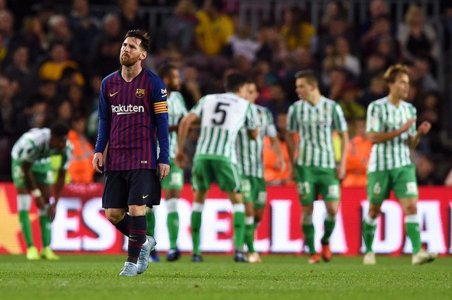 Messi trở lại sau chấn thương gãy tay và ghi 2 bàn, Barca vẫn thua tủi nhục ngay trên sân nhà - Ảnh 7.