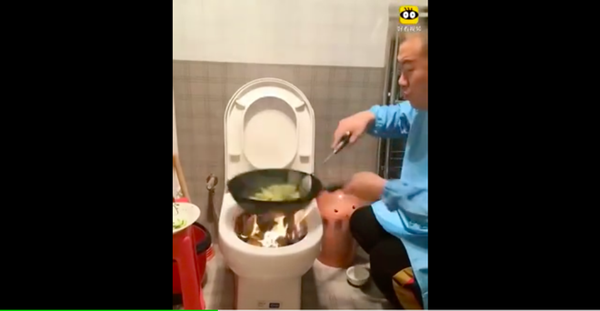 Bức ảnh 2 nam sinh Trung Quốc nấu ăn tr&ecirc;n bồn cầu v&agrave; sự thật ph&iacute;a sau khiến nhiều người bất ngờ - Ảnh 2.