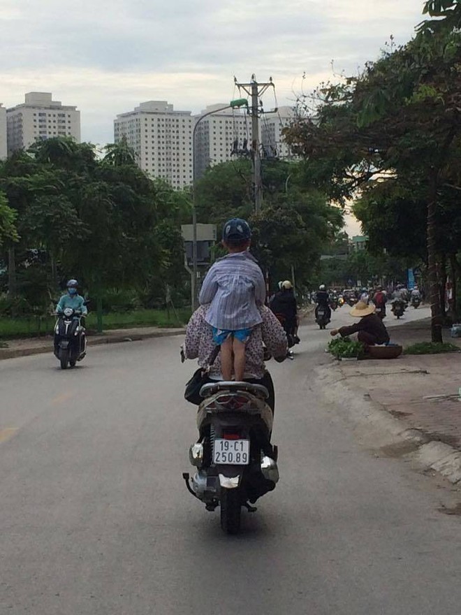 Mẹ một tay cầm l&aacute;i, một tay &ocirc;m con trai đang ti sữa tr&ecirc;n đường g&acirc;y tranh c&atilde;i - Ảnh 4.