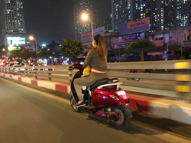 Mẹ một tay cầm l&aacute;i, một tay &ocirc;m con trai đang ti sữa tr&ecirc;n đường g&acirc;y tranh c&atilde;i - Ảnh 2.