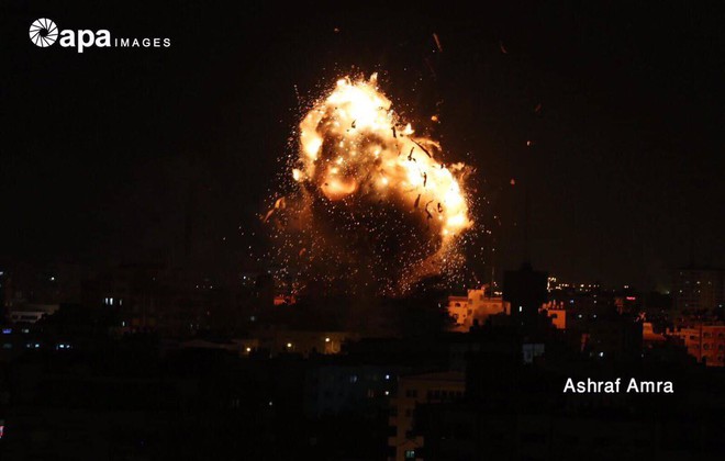 Trúng bom Israel, Đài truyền hình Gaza nổ tung thành cầu lửa khổng lồ - Ảnh 1.